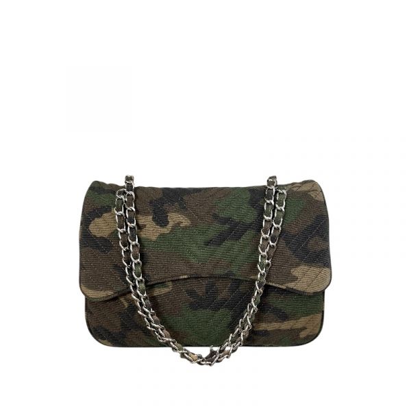 borsa tracolla trapuntata in tessuto camouflage con tracolla in metallo argento.