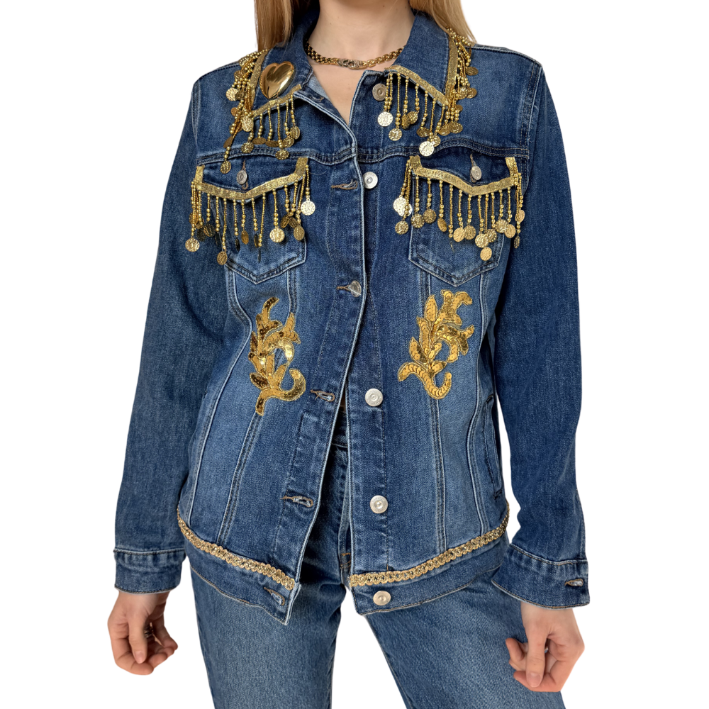 giacca di jeans con passamaneria oro su colletto e tasche. spilla cuore sul colletto. patch oro sotto le tasche.