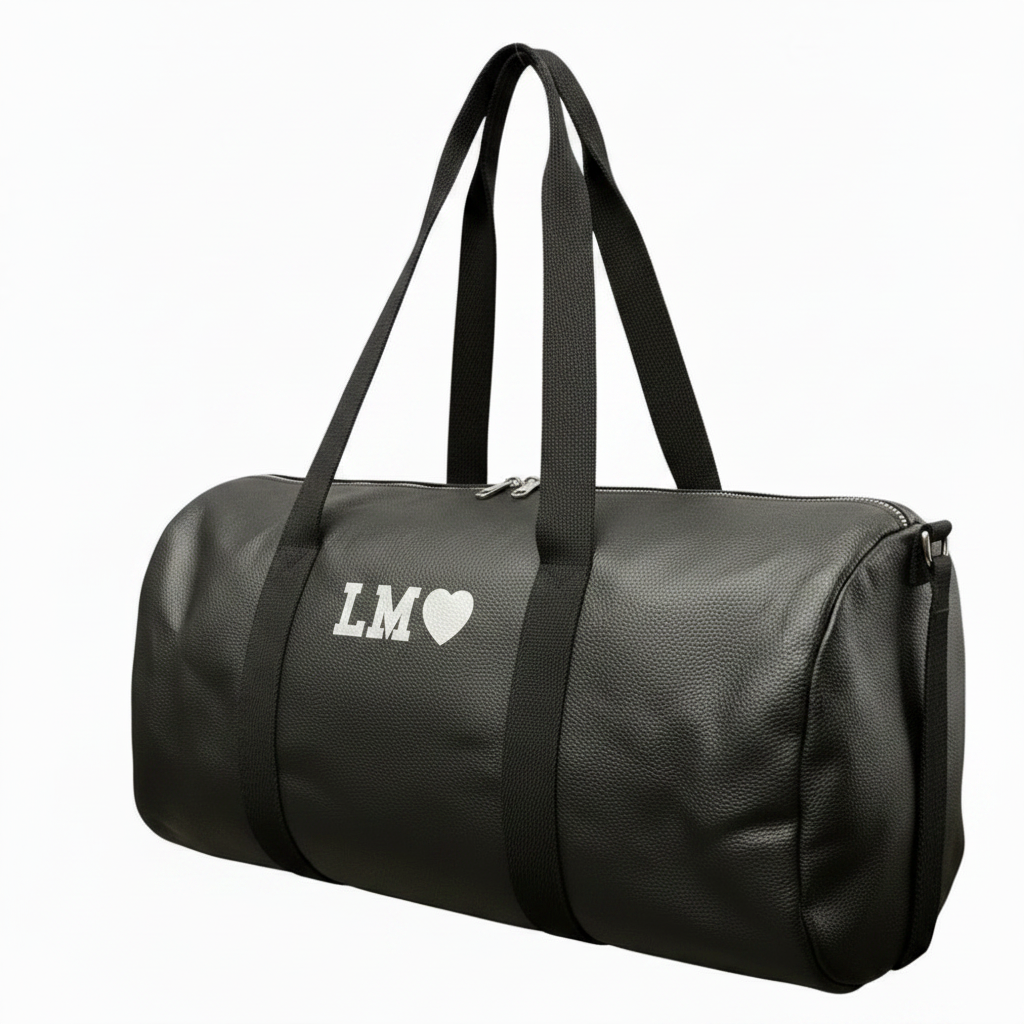 borsone in pelle nero con iniziali stampate color argento LM e cuore