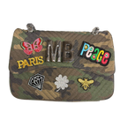 Borsa a tracolla in canvas personalizzabile con patch, iniziali e charms e catena regolabile.