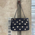 Borsa a tracolla classica in pelle con decori a cuore in metallo stile romantico