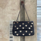 Borsa a tracolla classica in pelle con decori a cuore in metallo stile romantico