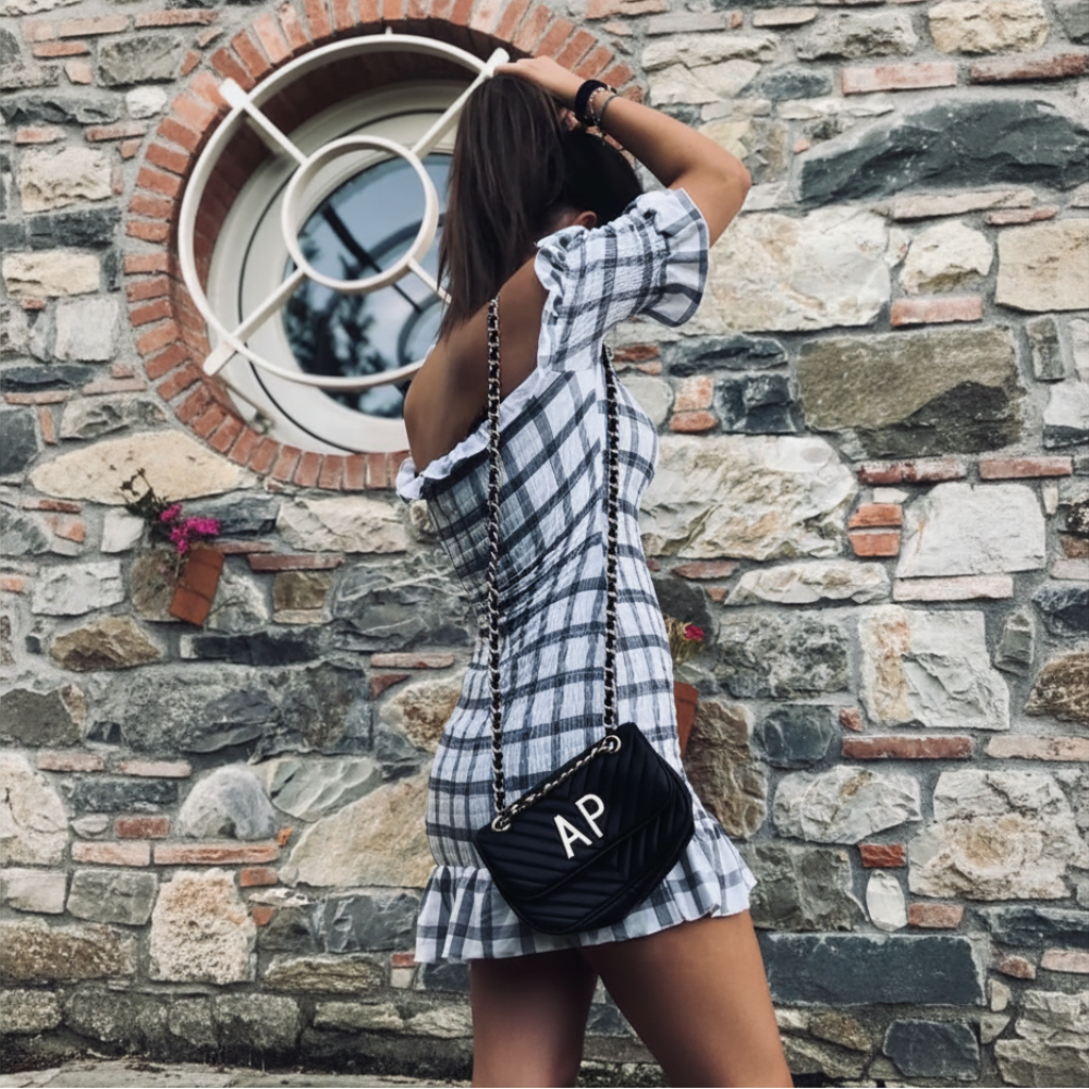 Mini borsa a tracolla in pelle trapuntata personalizzabile con iniziali in metallo oro, argento o nero 