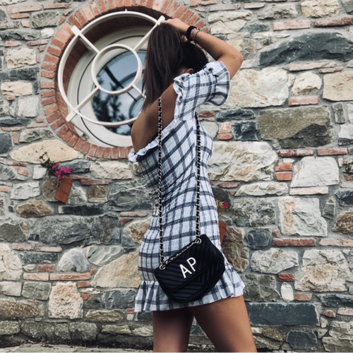 Mini borsa a tracolla in pelle trapuntata personalizzabile con iniziali in metallo oro, argento o nero 